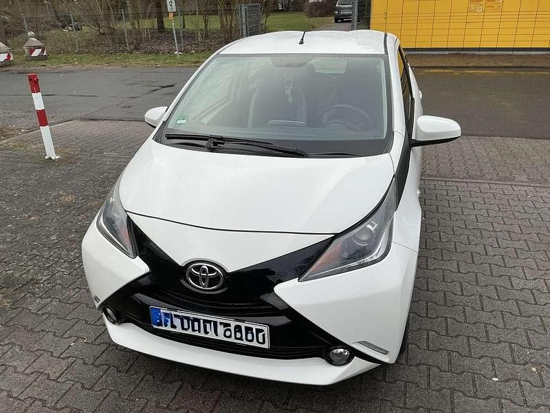 Weiß Gebraucht 2014 Toyota Aygo Connect Style Kleinwagen | 5.800 € (Fairer Preis) - Bild 1/4