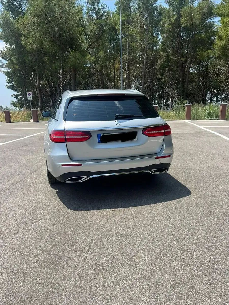 Używany Mercedes E220 194 KM (142 kW) 2017 Srebrny Kombi