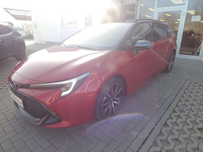 Neu Toyota Corolla Sport 178 PS (130 kW) 2026 Karminarot metallic / black mi Kombi