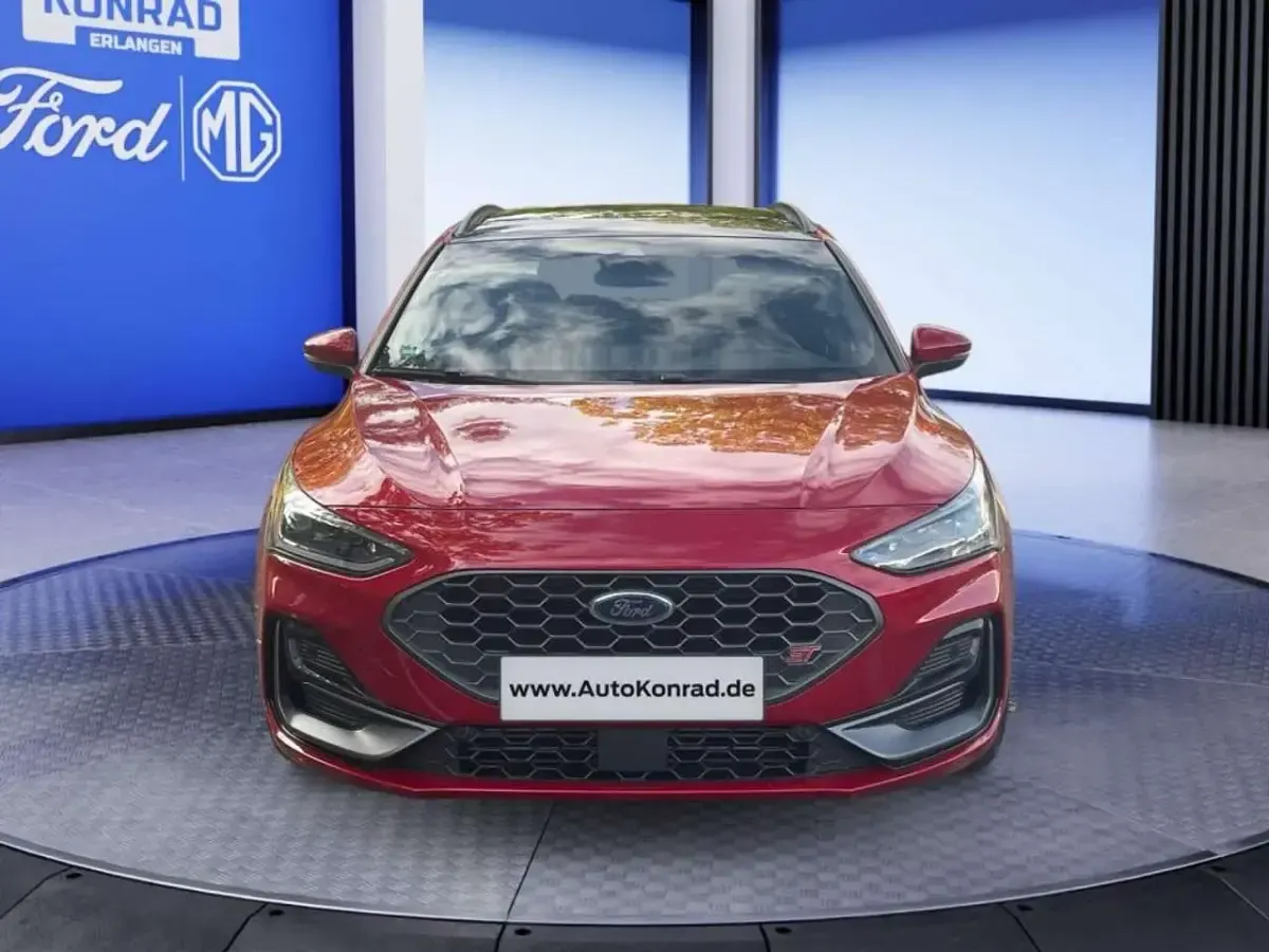 Używany Ford Focus ST 280 KM (205 kW) 2025 Czerwony Sedan/Limuzyna
