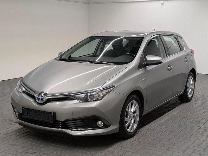 Silbermet. Gebraucht 2016 Toyota Auris Hybrid Edition-S Limousine | 11.980 € (Fairer Preis) - Bild 1/4