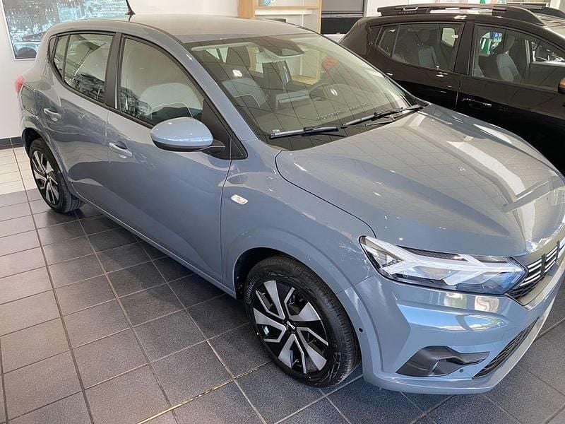 Neu Dacia Sandero Expression 101 PS (74 kW) 2025 Grau Kleinwagen