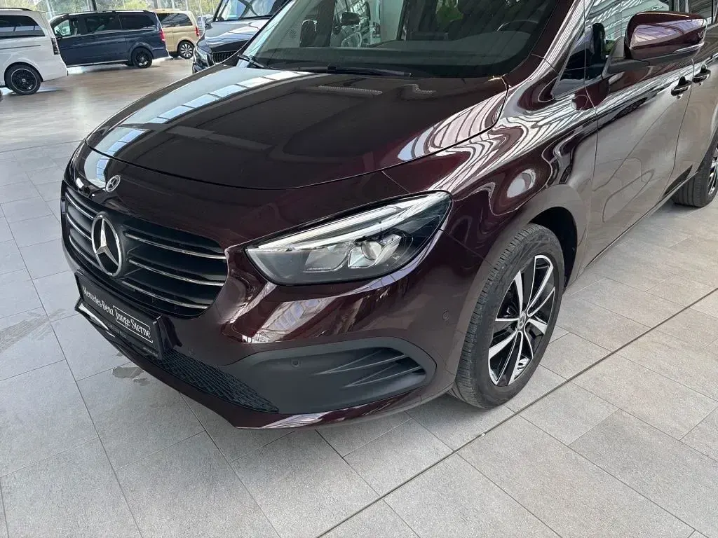 Gebraucht Mercedes T180 Progressive 116 PS (85 kW) 2024 Rubellitrot metallic Van / Kleinbus