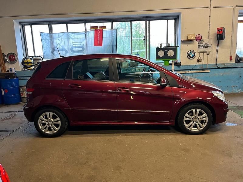 Używany Mercedes B200 136 KM (100 kW) 2011 Czerwony Minivan