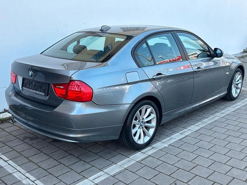 Gebraucht BMW 318 143 PS (105 kW) 2010 Grau Limousine