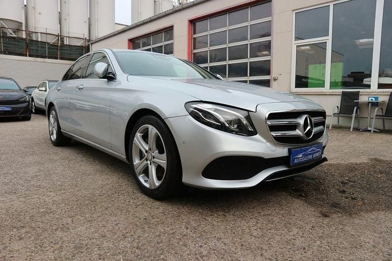 Silber Gebraucht 2017 Mercedes E220 Limousine | 24.380 € (Superpreis) - Bild 1/4