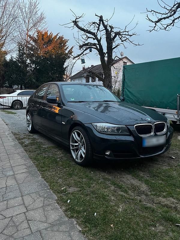 Gebraucht BMW 318 145 PS (106 kW) 2012 Schwarz Limousine