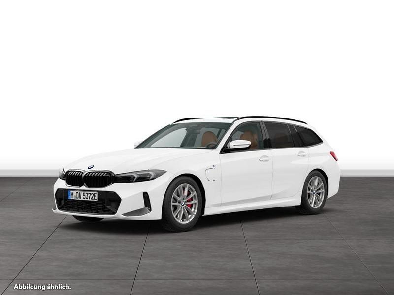 Alpinweiss Gebraucht 2025 BMW 330e Comfort Edition Kombi | 54.894 € (Teuer) - Bild 1/4