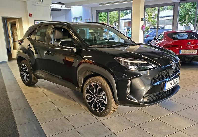 Neu Toyota Yaris Cross 92 PS (67 kW) 2025 Schwarz SUV
