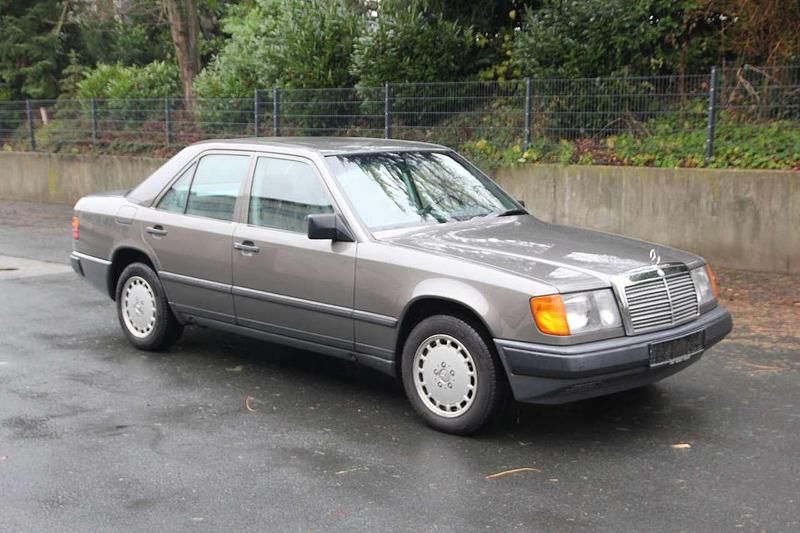 Grau Gebraucht 1987 Mercedes E260 Limousine | 8.950 € - Bild 1/4