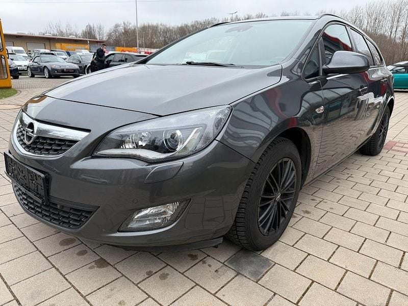 Gebraucht Opel Astra Edition 131 PS (96 kW) 2012 Grau Kombi