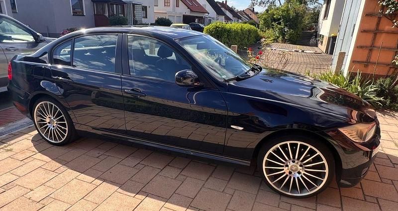 Blau Gebraucht 2009 BMW 318 Limousine | 3.600 € (Guter Preis) - Bild 1/4