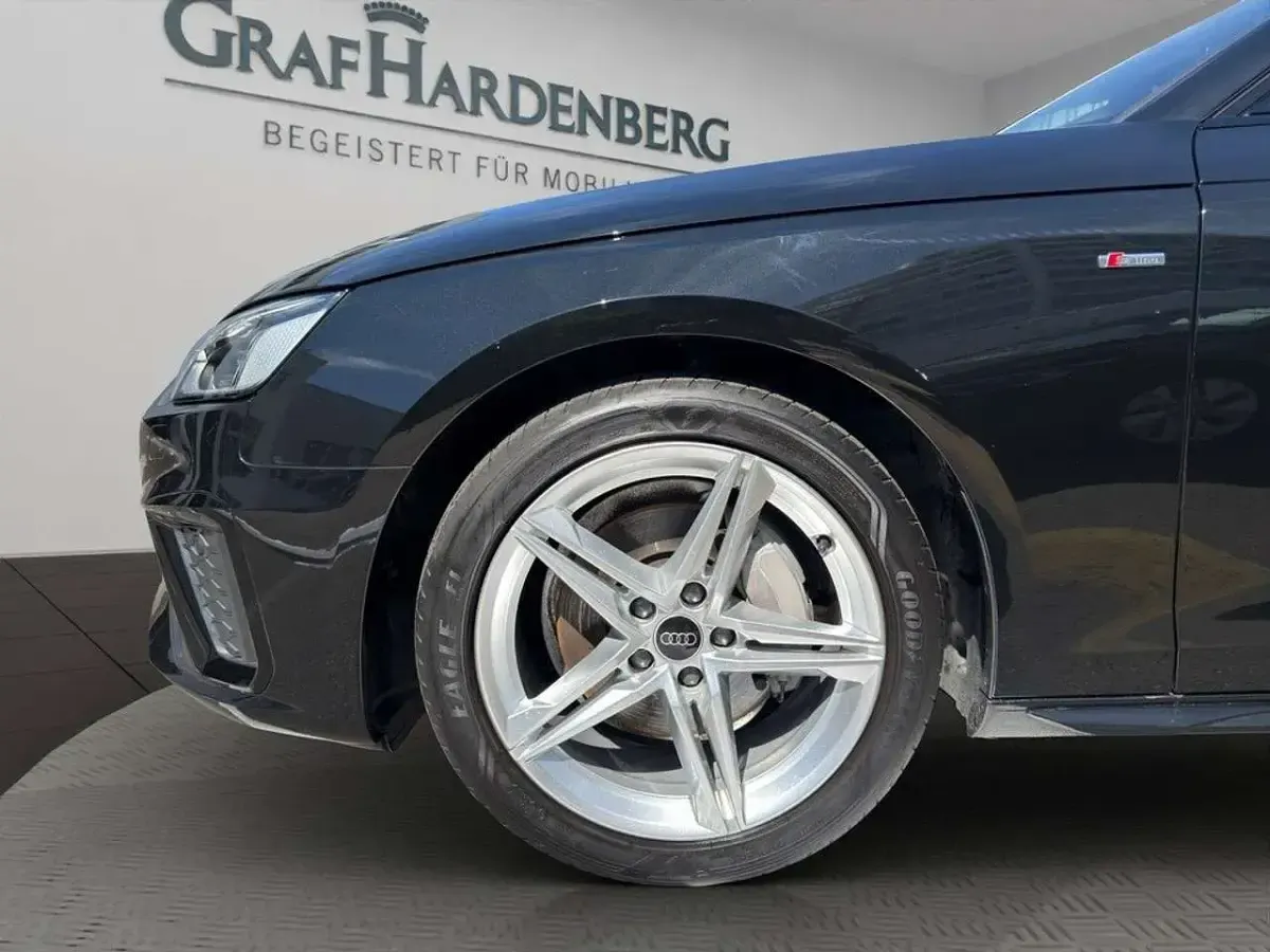 Gebraucht Audi A4 S-Line 204 PS (150 kW) 2023 Mythosschwarz metallic Kombi