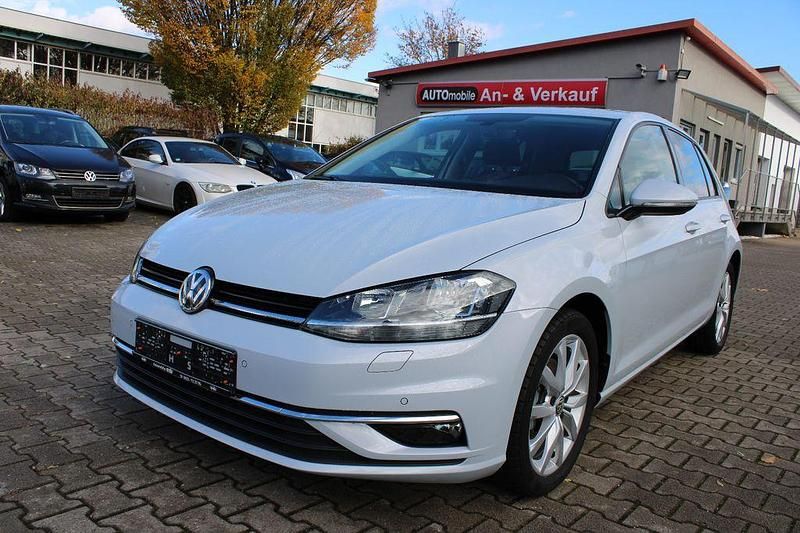 Weiß Gebraucht 2018 VW Golf VII Sound Limousine | 18.490 € (Fairer Preis) - Bild 1/4