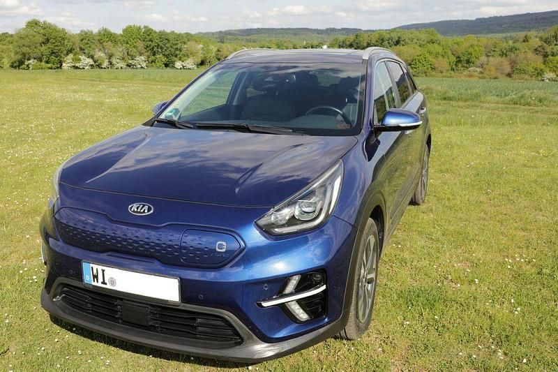 Blau Gebraucht 2021 Kia e-Niro Spirit SUV | 19.950 € (Guter Preis) - Bild 1/4