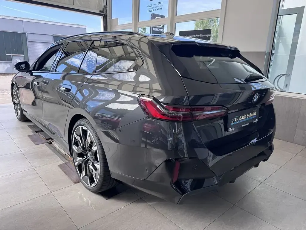Gebraucht BMW 540 M Sport 303 PS (222 kW) 2026 Grau Kombi