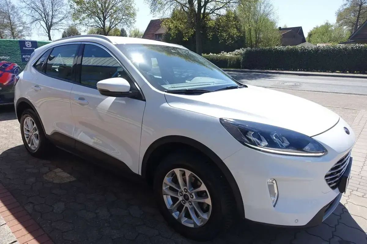 Gebraucht Ford Kuga Titanium 152 PS (111 kW) 2022 Frostweiß SUV