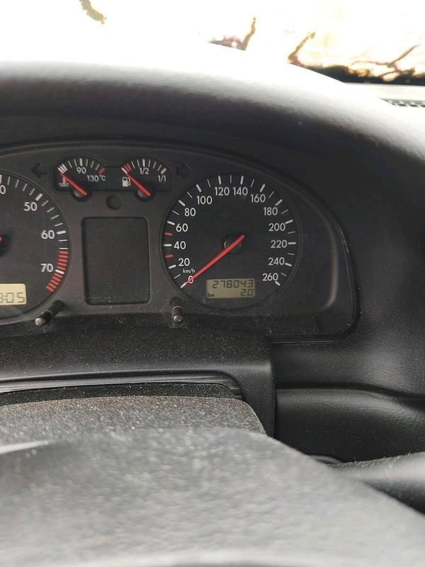 Gebraucht VW Passat 100 PS (73 kW) 1998 Rot Limousine