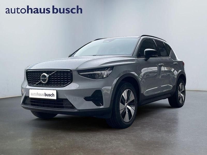 Neu Volvo XC40 Plus 163 PS (119 kW) 2025 Grau SUV