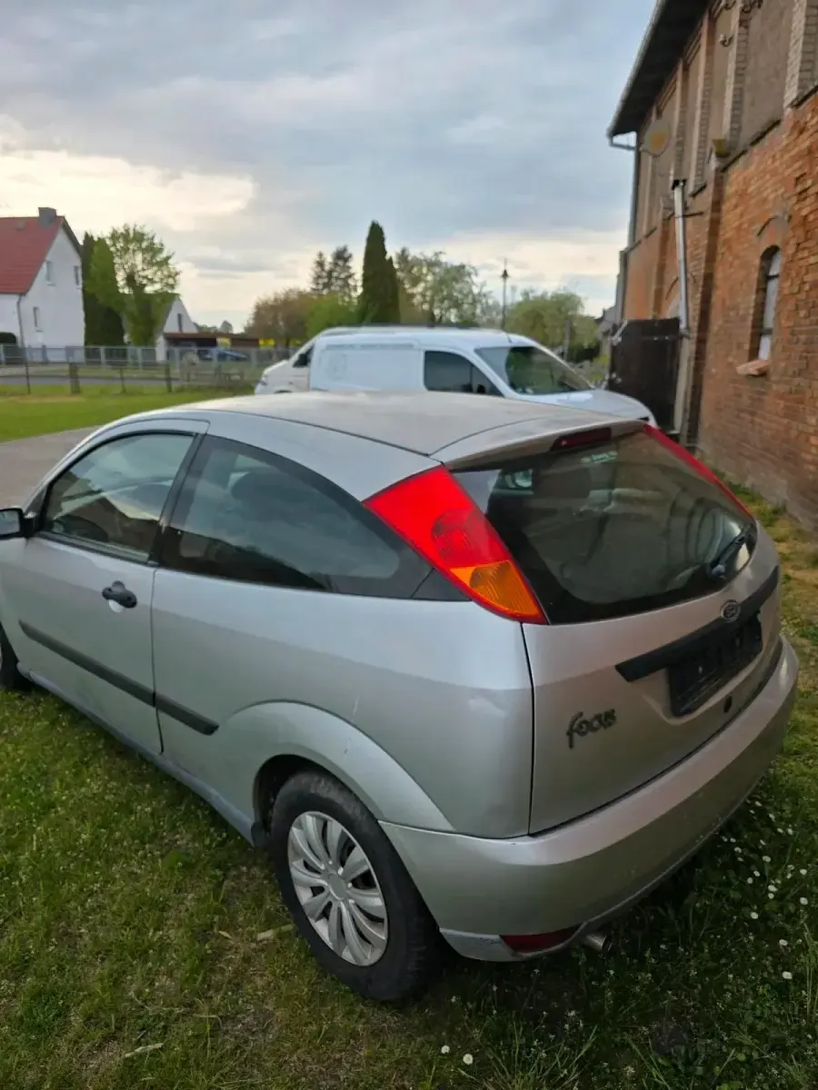 Gebraucht Ford Focus 75 PS (55 kW) 1999 Silber Kleinwagen