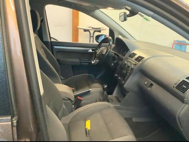 Gebraucht VW Touran 105 PS (77 kW) 2012 Braun Van / Kleinbus