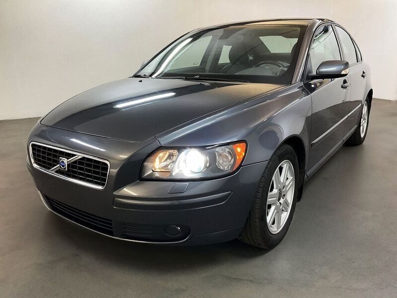Grau Gebraucht 2004 Volvo S40 Momentum Limousine | 7.390 € - Bild 1/2