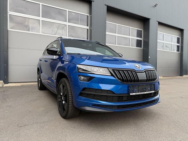 Blau Gebraucht 2021 Skoda Karoq SportLine SUV | 24.300 € (Fairer Preis) - Bild 1/4