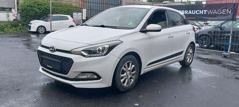 Weiß Gebraucht 2016 Hyundai i20 Passion Limousine | 6.599 € (Fairer Preis) - Bild 1/4