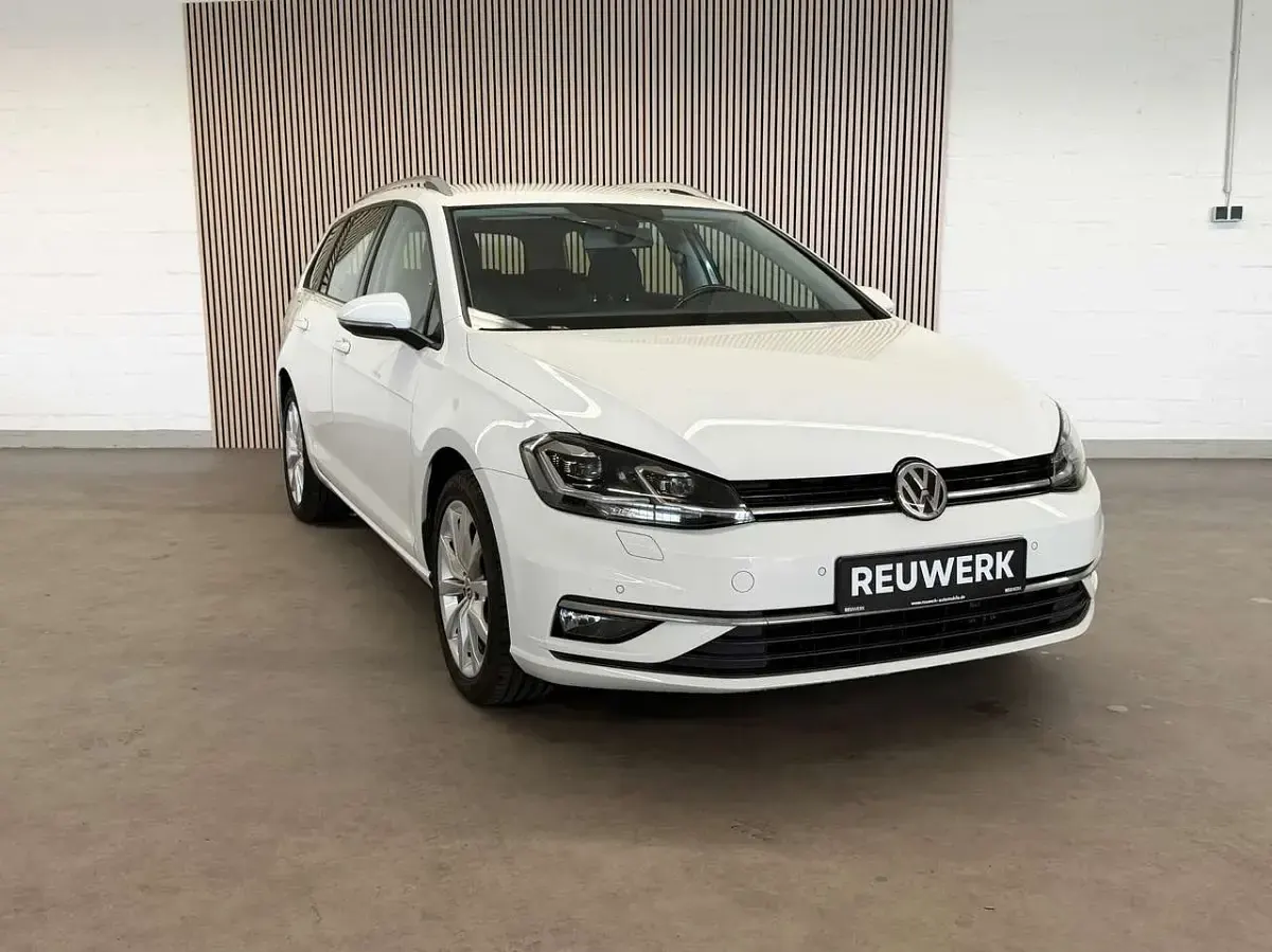 Gebraucht VW Golf VII Highline 150 PS (110 kW) 2020 Pure white Kombi