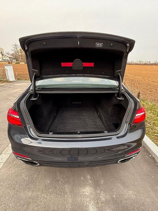 Gebraucht BMW 750 450 PS (330 kW) 2016 Grau Limousine