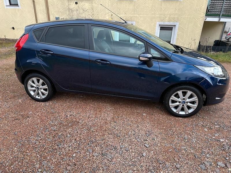 Gebraucht Ford Fiesta 82 PS (60 kW) 2011 Blau Kleinwagen