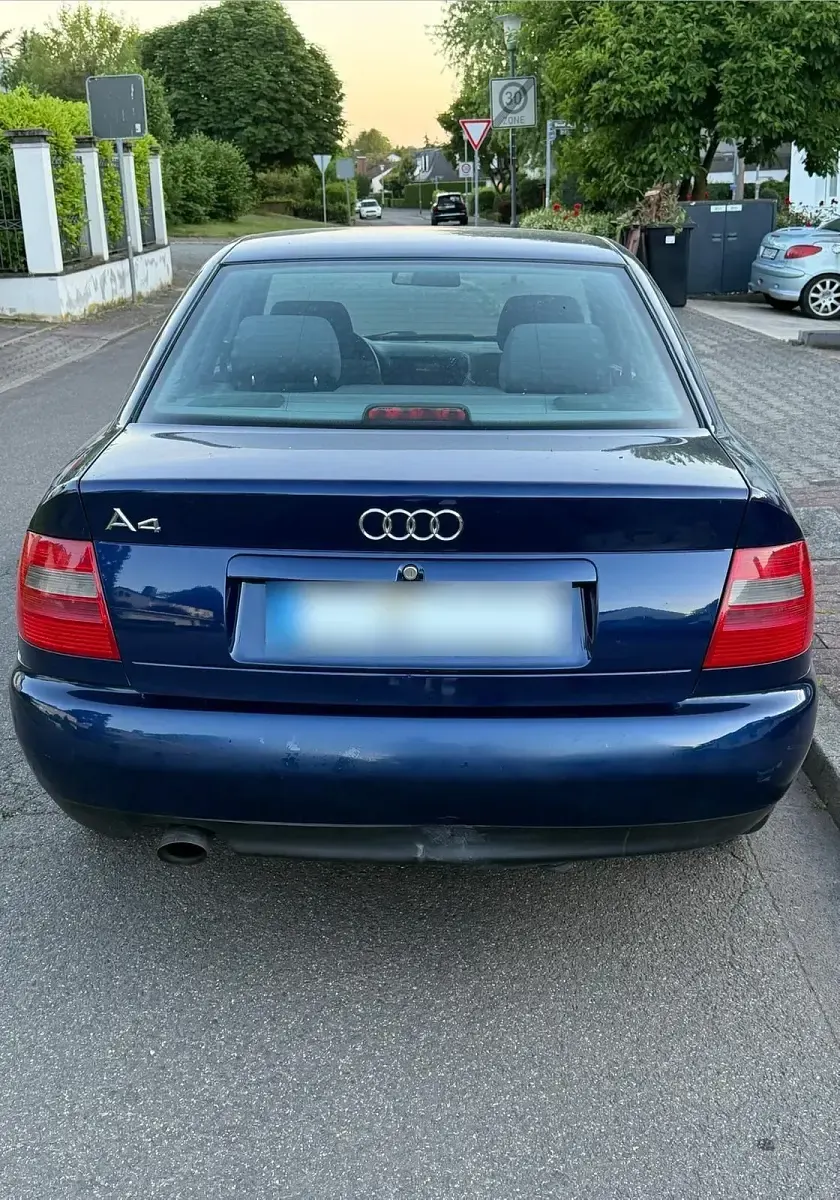 Gebraucht Audi A4 Basis 101 PS (74 kW) 1998 Blau Limousine