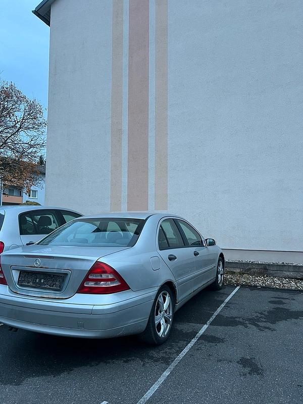 Silber Gebraucht 2002 Mercedes C180 Limousine | 750 € (Superpreis) - Bild 1/4