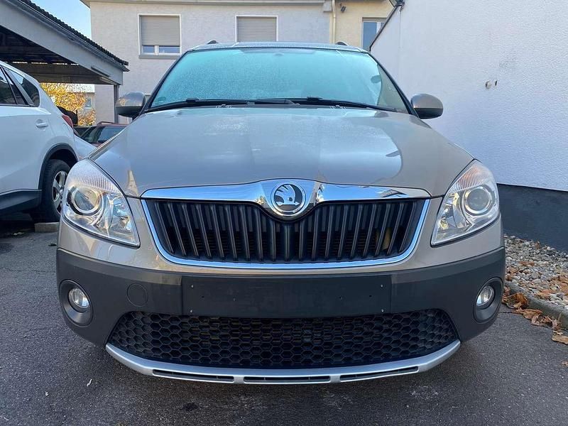 Braun Gebraucht 2011 Skoda Roomster Plus Edition Van / Kleinbus | 11.000 € - Bild 1/4