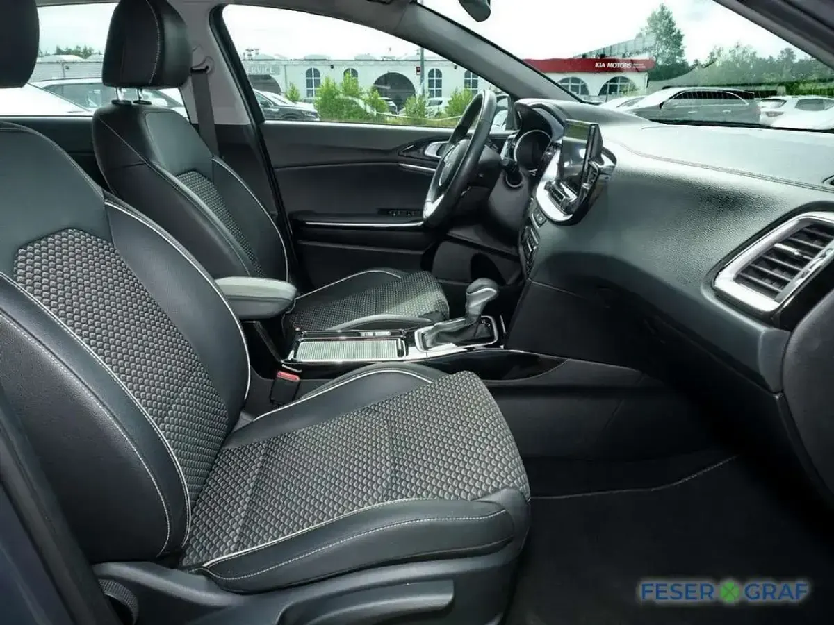 Gebraucht Kia Ceed Spirit 160 PS (117 kW) 2023 Grau Kleinwagen