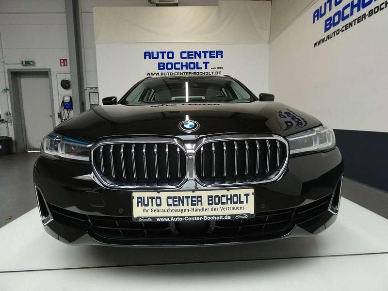 Schwarz ii/bonnet fluid black Gebraucht 2022 BMW 520 Luxury Line Kombi | 25.900 € (Fairer Preis) - Bild 1/4