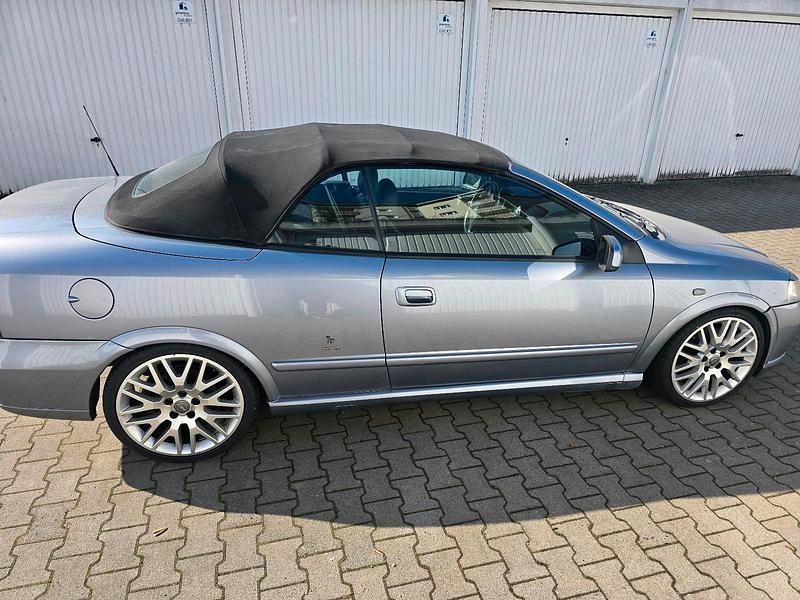 Gebraucht Opel Astra Cabriolet Dynamic 180 PS (132 kW) 2003 Silber Cabrio