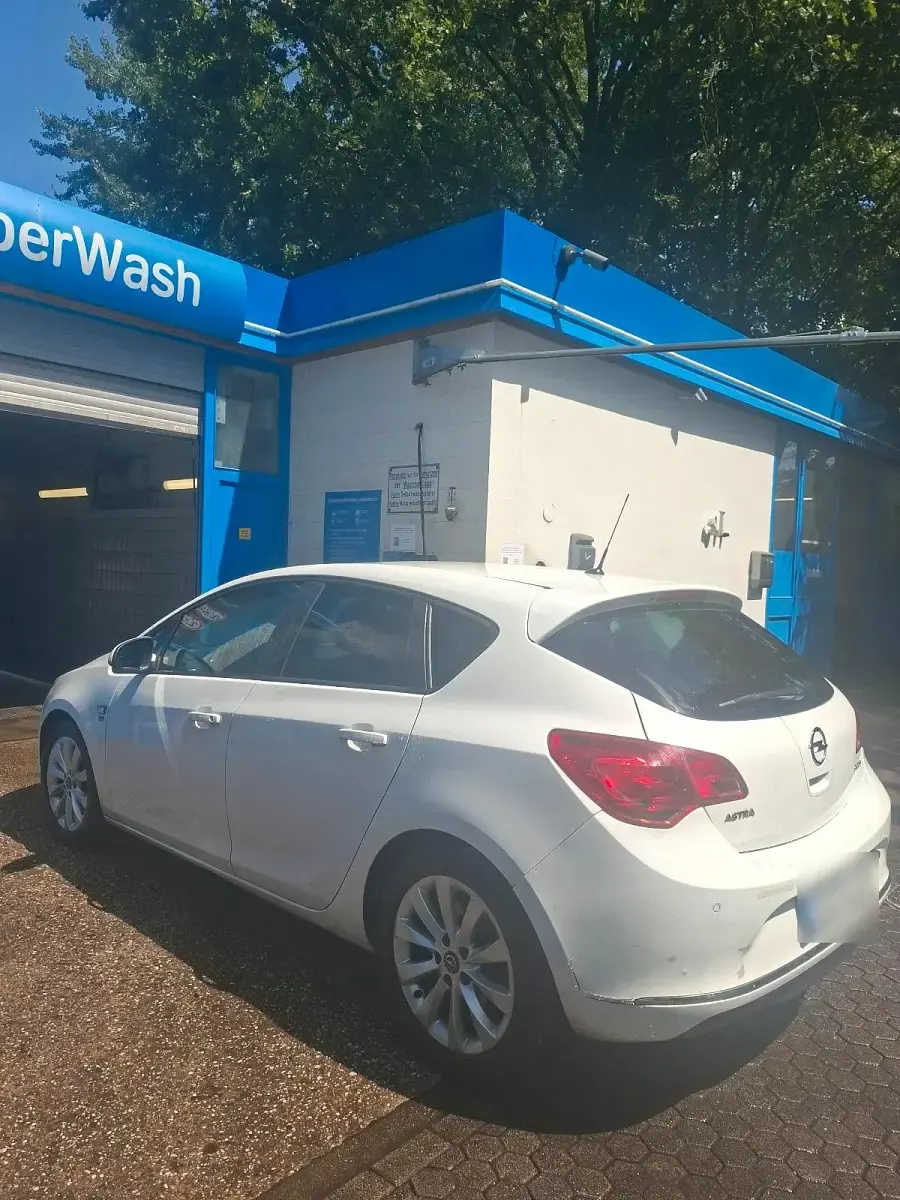 Gebraucht Opel Astra 121 PS (88 kW) 2012 Weiß Kleinwagen