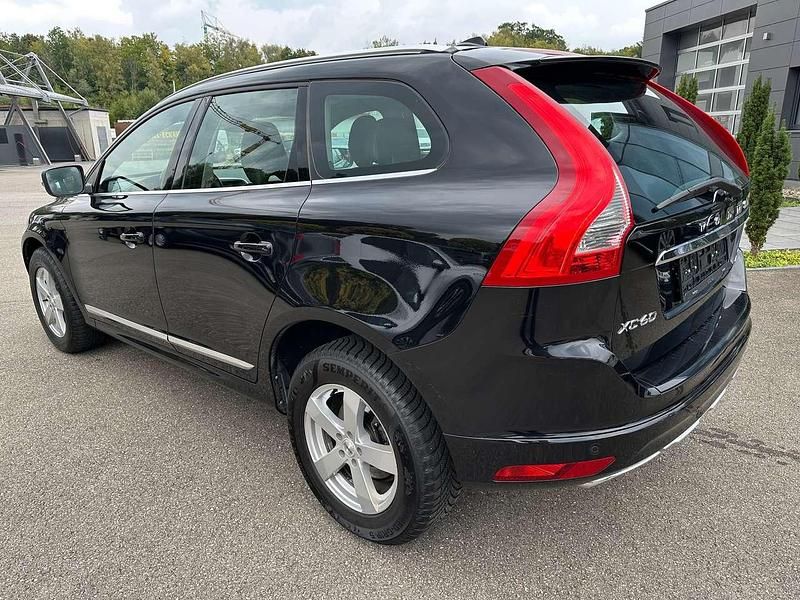 Gebraucht Volvo XC60 Summum 181 PS (133 kW) 2015 Black sapphire / metallic SUV