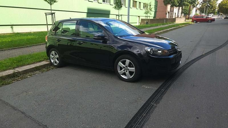 Schwarz Gebraucht 2011 VW Golf VI Comfortline Kleinwagen | 5.690 € (Fairer Preis) - Bild 1/4