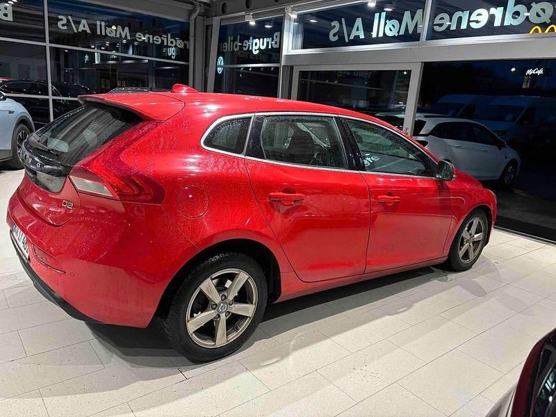 Gebraucht Volvo V40 Summum 120 PS (88 kW) 2016 Rot Limousine