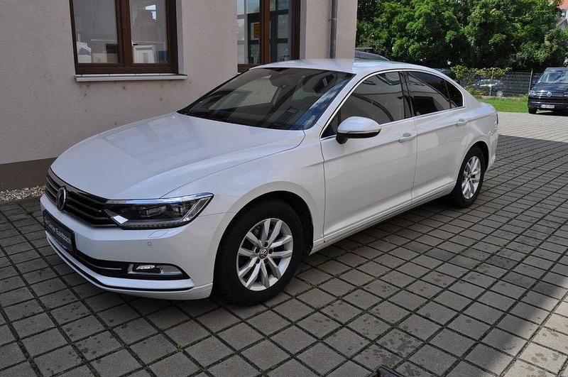 Weiß Gebraucht 2018 VW Passat R-line Limousine | 17.490 € (Fairer Preis) - Bild 1/4
