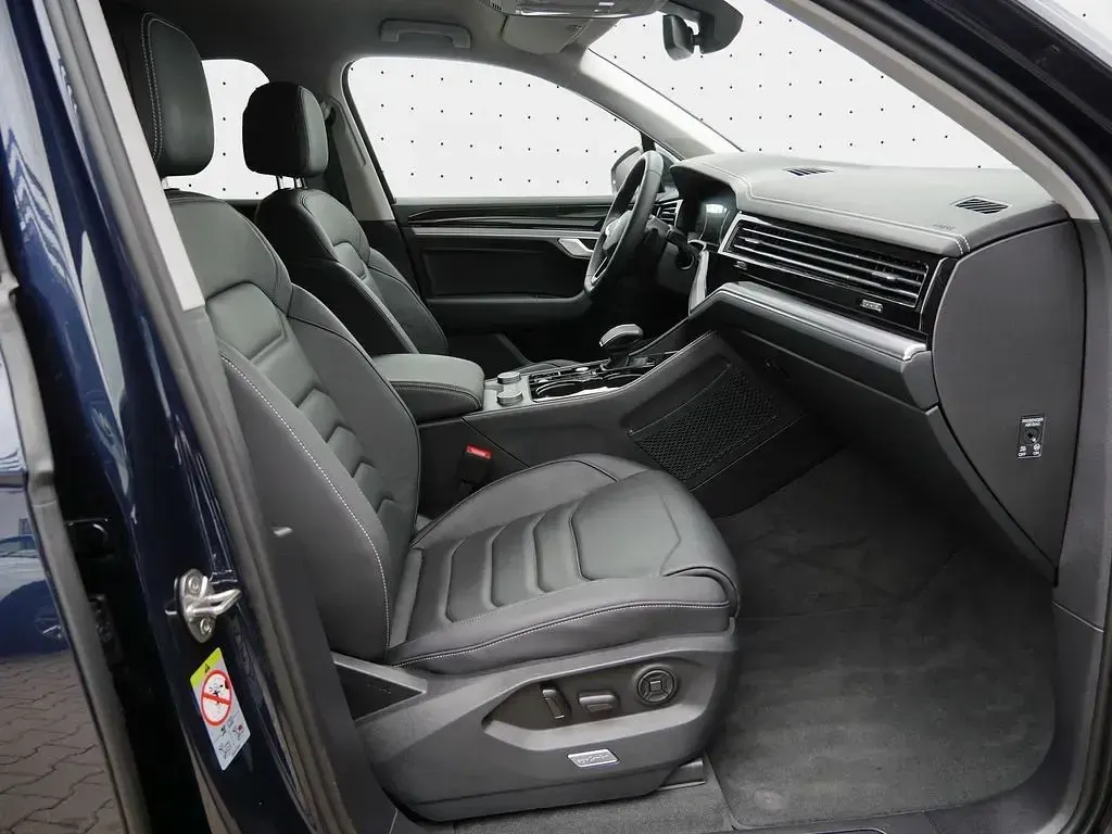 Gebraucht VW Touareg Basis 231 PS (169 kW) 2025 Meloe blue kristalleffekt SUV