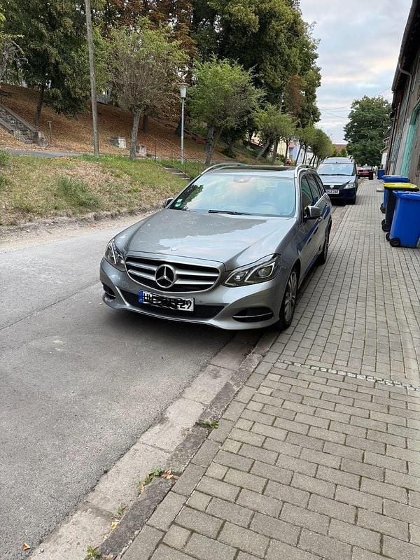 Silber Gebraucht 2013 Mercedes E200 Avantgarde Kombi | 12.900 € - Bild 1/4