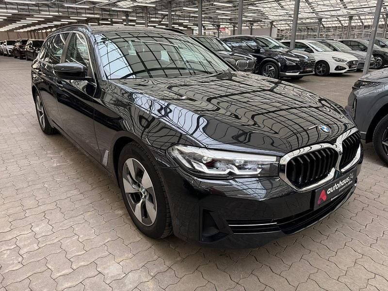 Schwarz Gebraucht 2024 BMW 520 Performance Kombi | 36.390 € (Superpreis) - Bild 1/4