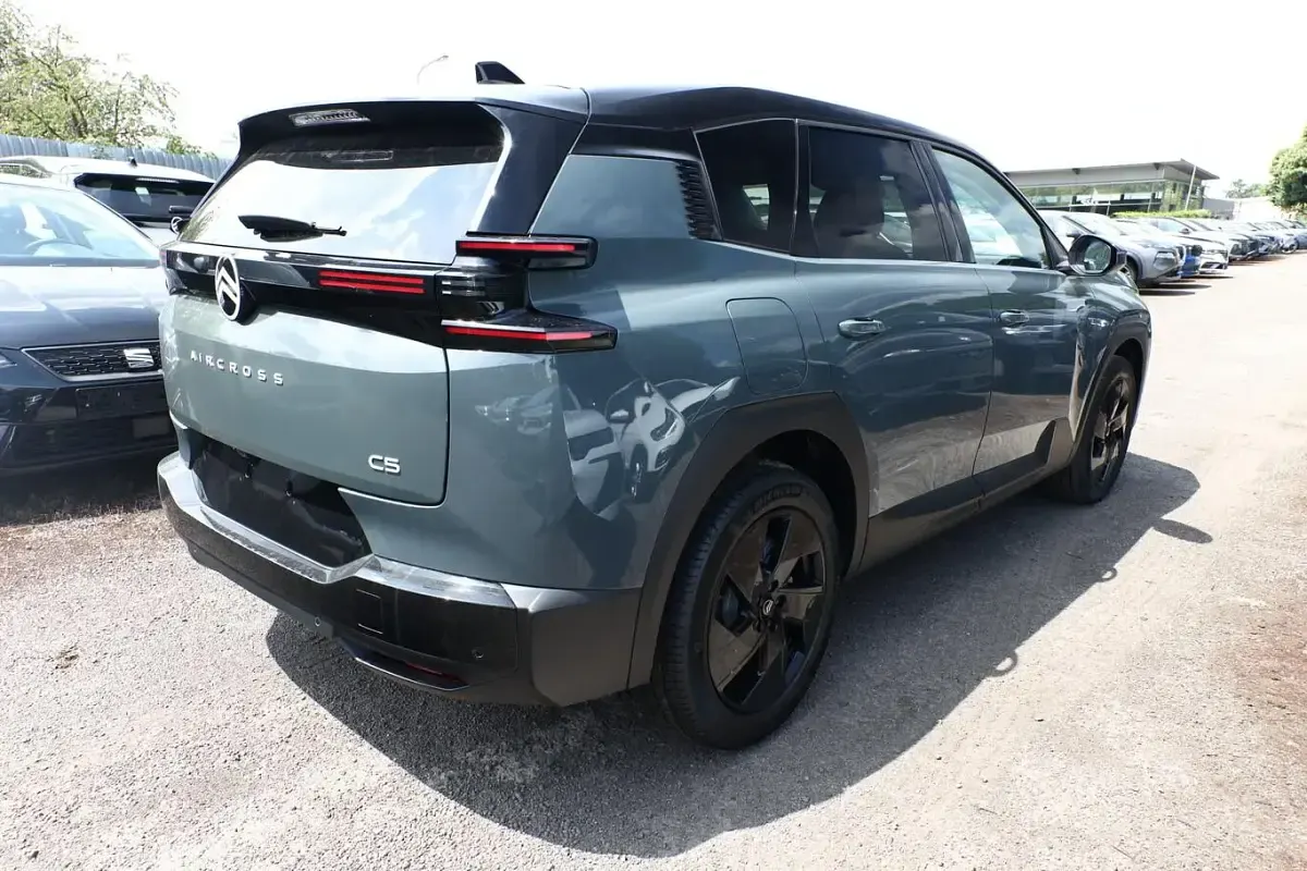 Neu Citroën C5 Aircross 145 PS (106 kW) 2026 Astoria grün metallic / dach in SUV