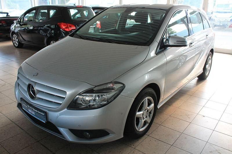 Gebraucht Mercedes B180 122 PS (89 kW) 2012 Silber Van / Kleinbus