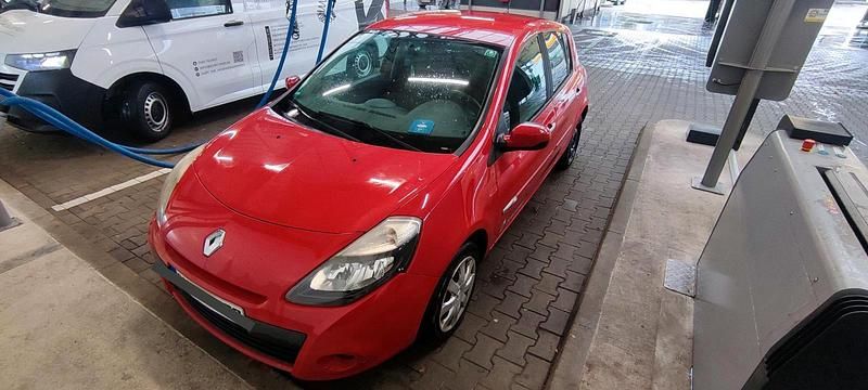Rot Gebraucht 2011 Renault Clio III Kleinwagen | 1.999 € (Fairer Preis) - Bild 1/4