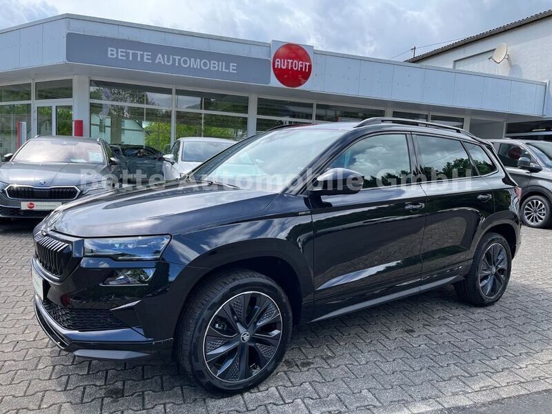 Grau Neu 2025 Skoda Karoq SportLine SUV | 34.580 € (Fairer Preis) - Bild 1/3