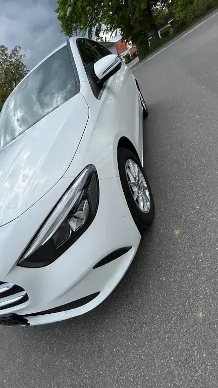 Gebraucht Mercedes B180 116 PS (85 kW) 2019 Weiß Van / Kleinbus